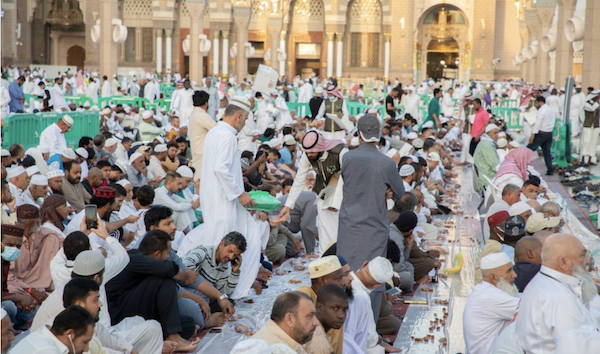 Des fidèles attendent de rompre leur jeûne à la mosquée du prophète à Médine. (@wmngovsa)