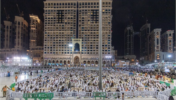 Des fidèles prient à la Grande Mosquée de La Mecque lors de la 27e nuit du ramadan. (@ReasahAlharmain)