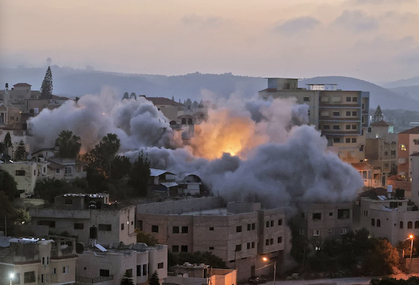 イスラエル軍は、3 月にヨルダン川西岸の占領下にある都市ジェニン近くのヤバド村にあるブネイ ブラクで銃撃戦があり、5 人が死亡したパレスチナ人女性ディアア ハマルシャの実家に放火した。  (AFP)