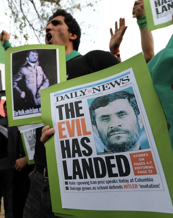 Des manifestants iraniens scandent des slogans lors d'une manifestation en août 2009 contre la prestation de serment du président iranien Mahmoud Ahmadinejad à Téhéran. (AFP, photo)