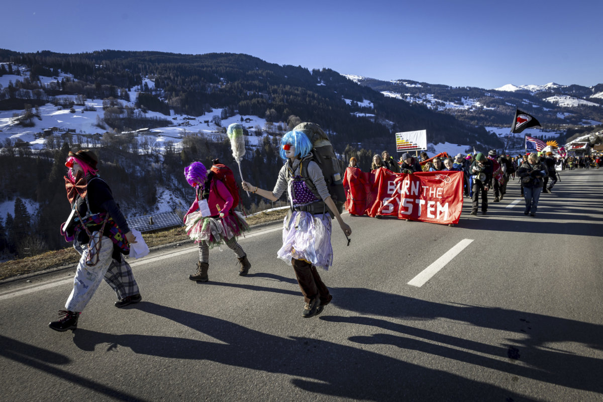 Des manifestants sont vus lors d'une randonnée de deux jours de Kueblis à Davos dans le cadre d'une manifestation du collectif « Strike WEF » en Suisse le 18 janvier 2025 avant la réunion annuelle du Forum économique mondial à Davos. (Keystone via AP)