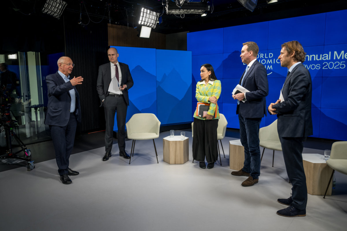 Le fondateur et président du WEF, Klaus Schwab, s'entretient avec les directeurs généraux du forum, Mirek Dusek et Neo Gim Huay, le président-directeur général, Borge Brende, et le responsable des médias, Yann Zopf, avant la réunion annuelle de Davos. (AFP)