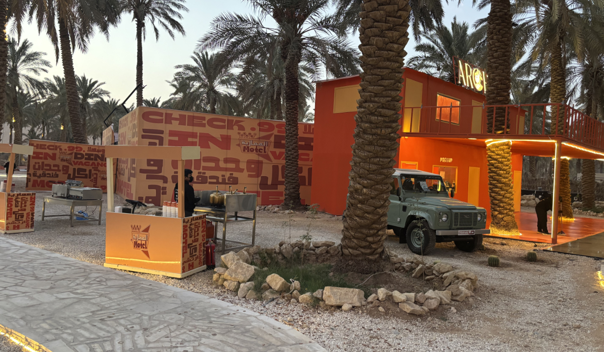 Le motel Ammariyah, de style rétro, crée un charme nostalgique avec ses tons orange audacieux, invitant les visiteurs à s'immerger dans son ambiance unique. (Photo AN de Waad Hussain)