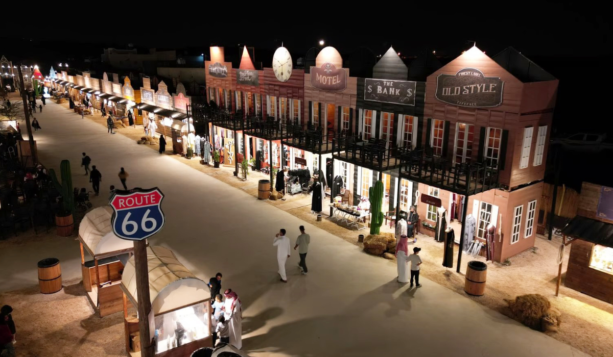 Vue illuminée de la rue principale de Southwest Cowboy Town la nuit, mettant en valeur ses étals et boutiques animés, où les visiteurs peuvent trouver des souvenirs uniques et se laisser tenter par de délicieuses friandises sous un ciel étoilé. (Photo Fournie)