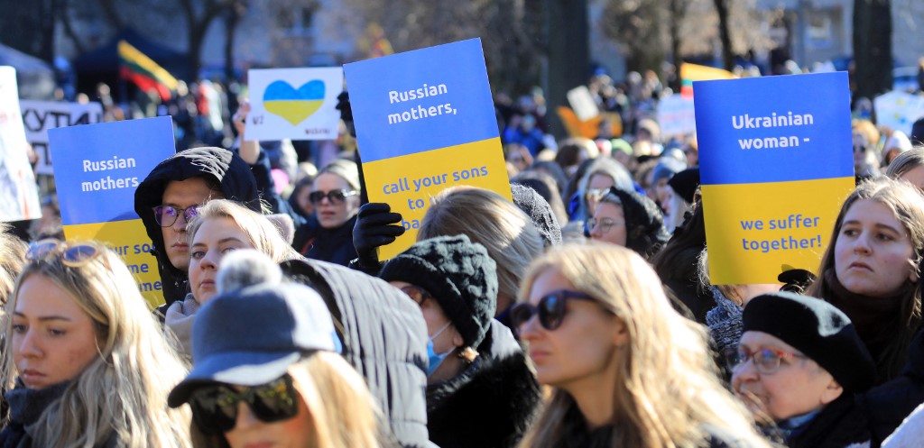 Des femmes participent à une manifestation pour protester contre l'invasion russe de l'Ukraine, devant l'ambassade de Russie à Vilnius, en Lituanie, le 27 février 2022