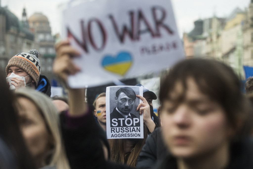 Des manifestants participent à une manifestation contre l'invasion russe de l'Ukraine, le 27 février 2022 sur la place Venceslas à Prague