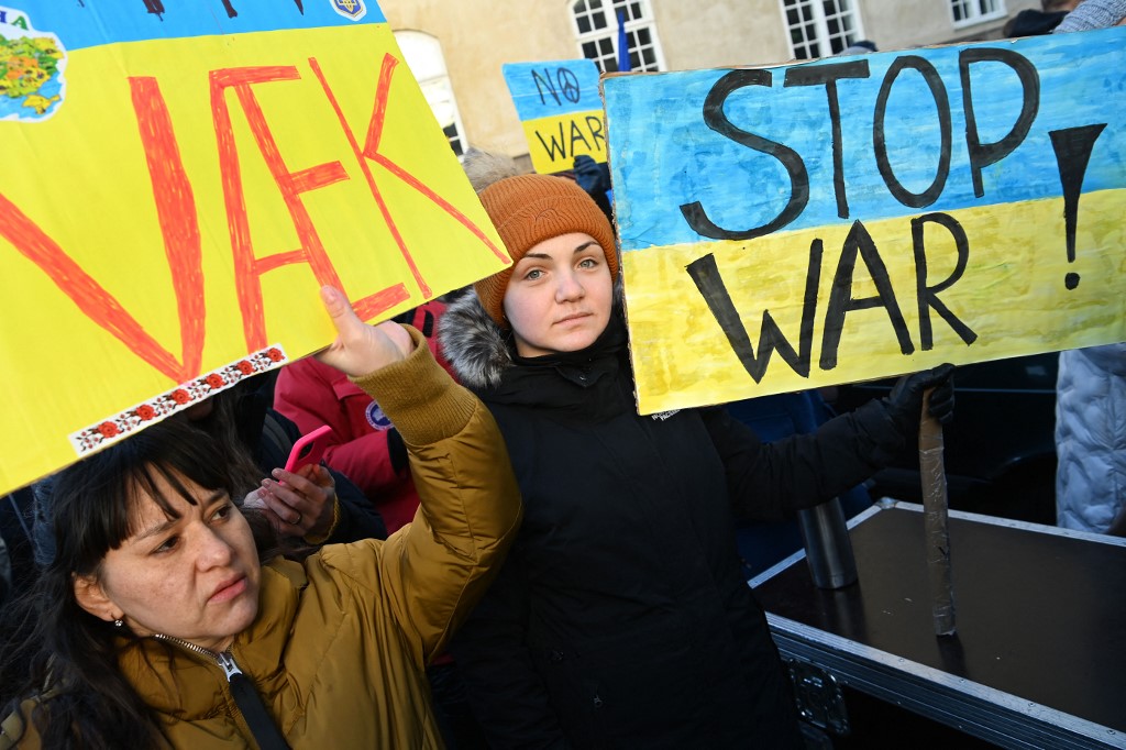 Des manifestants tiennent des pancartes indiquant Stop à la guerre devant l'ambassade de Russie à Copenhague, au Danemark, le 27 février