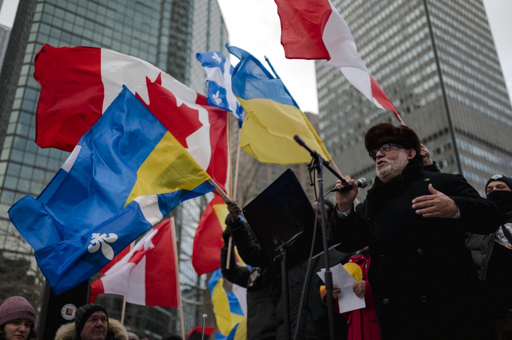 Des membres de La communauté ukrainienne manifestent à Montréal, Québec, le 27 février