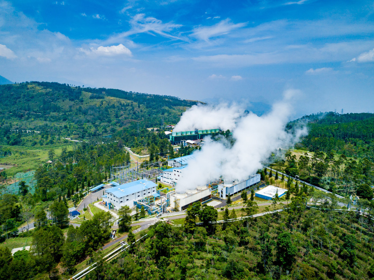 Vue aérienne de la centrale géothermique de Kamojang à Garut, Java occidental, Indonésie. (Shutterstock)