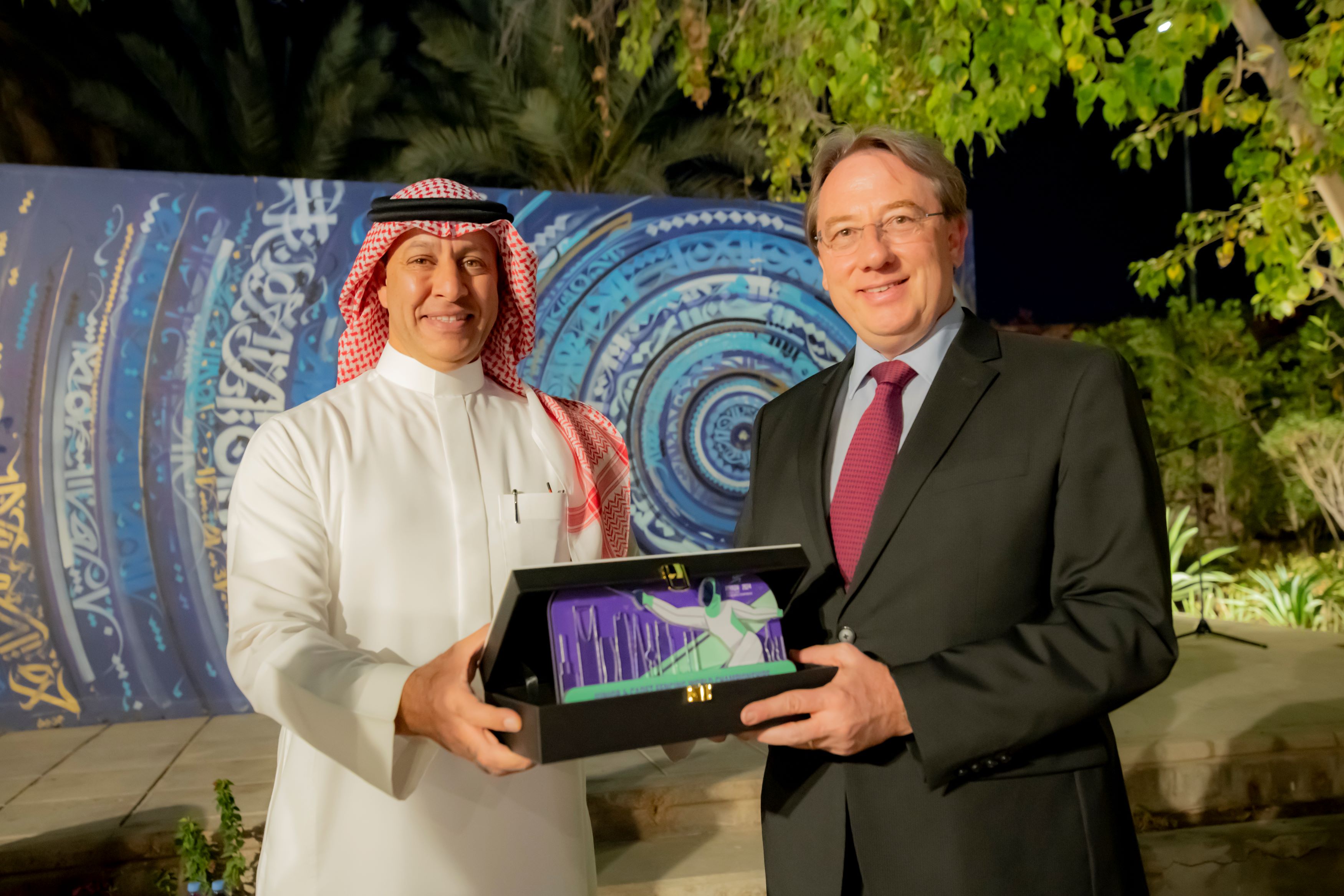 L’ambassadeur de France Ludovic Pouille en compagnie de Ahmed Al-Sabban, président de la fédération saoudienne d’escrime (Photo fournie)
