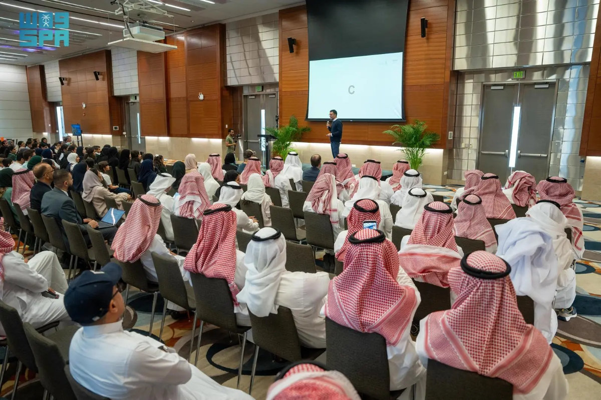 Les participants au concours mondial d'intelligence artificielle pour les jeunes, qui s'est tenu à la KAUST à Thuwal l'année dernière, sont représentés sur une photo d'archive. La KAUST a souligné l'importance de ce type de concours pour encourager les jeunes à acquérir des compétences et des connaissances en matière d'intelligence artificielle. (SPA)