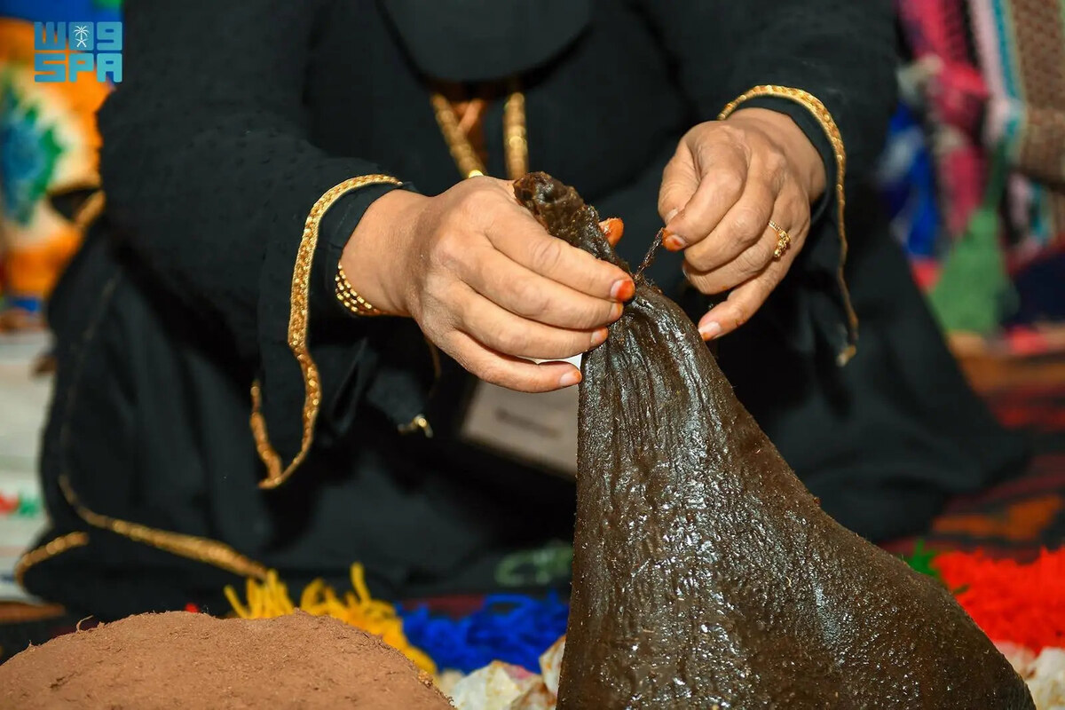 Le ghee sauvage est conservé dans des récipients en cuir appelés « Al-Nahw » ou « Al-Dharf ». (SPA)