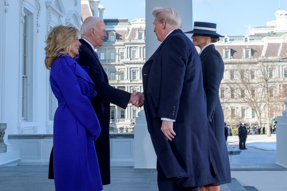 Le président Joe Biden et la première dame Jill Biden accueillent le président élu Donald Trump et Melania Trump sur le portique nord de la Maison Blanche à Washington, le 20 janvier 2025. (AP Photo)