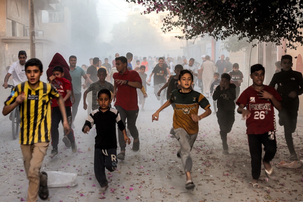 Des enfants palestiniens fuient les bombardements israéliens à Rafah dans le sud de la bande de Gaza. (AFP)