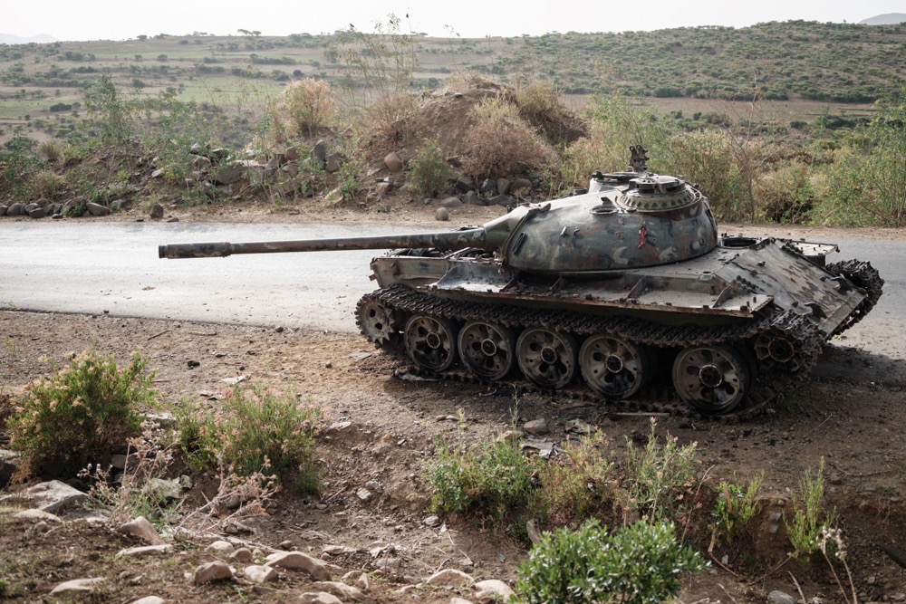 Un char de l’armée érythréenne est abandonné le long de la route à Dansa, au sud-ouest de Mekele dans la région du Tigré, en Éthiopie. (AFP)