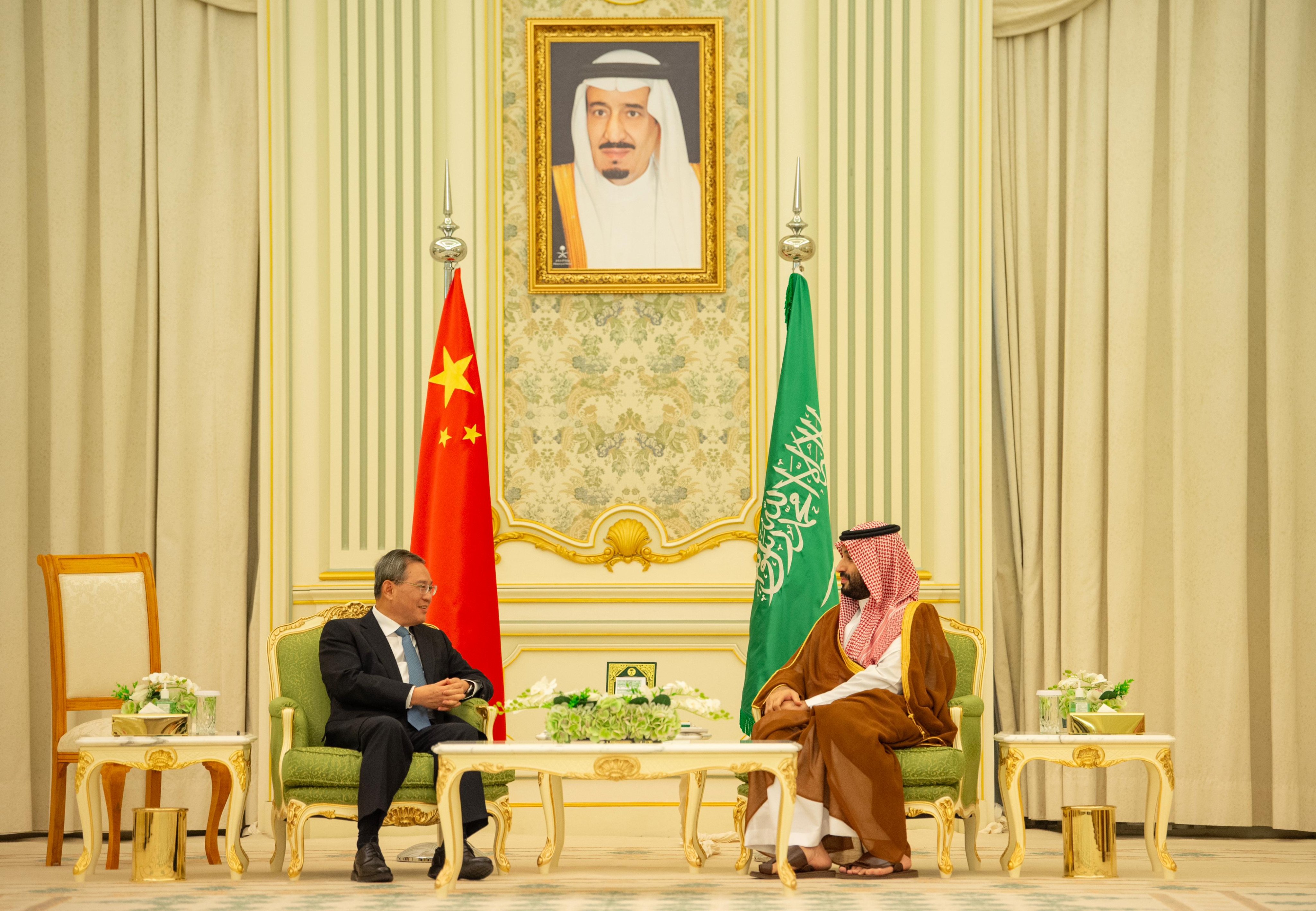 Le prince héritier saoudien Mohammed bin Salman et le Premier ministre chinois Li Qiang s'entretiennent mercredi. (SPA)