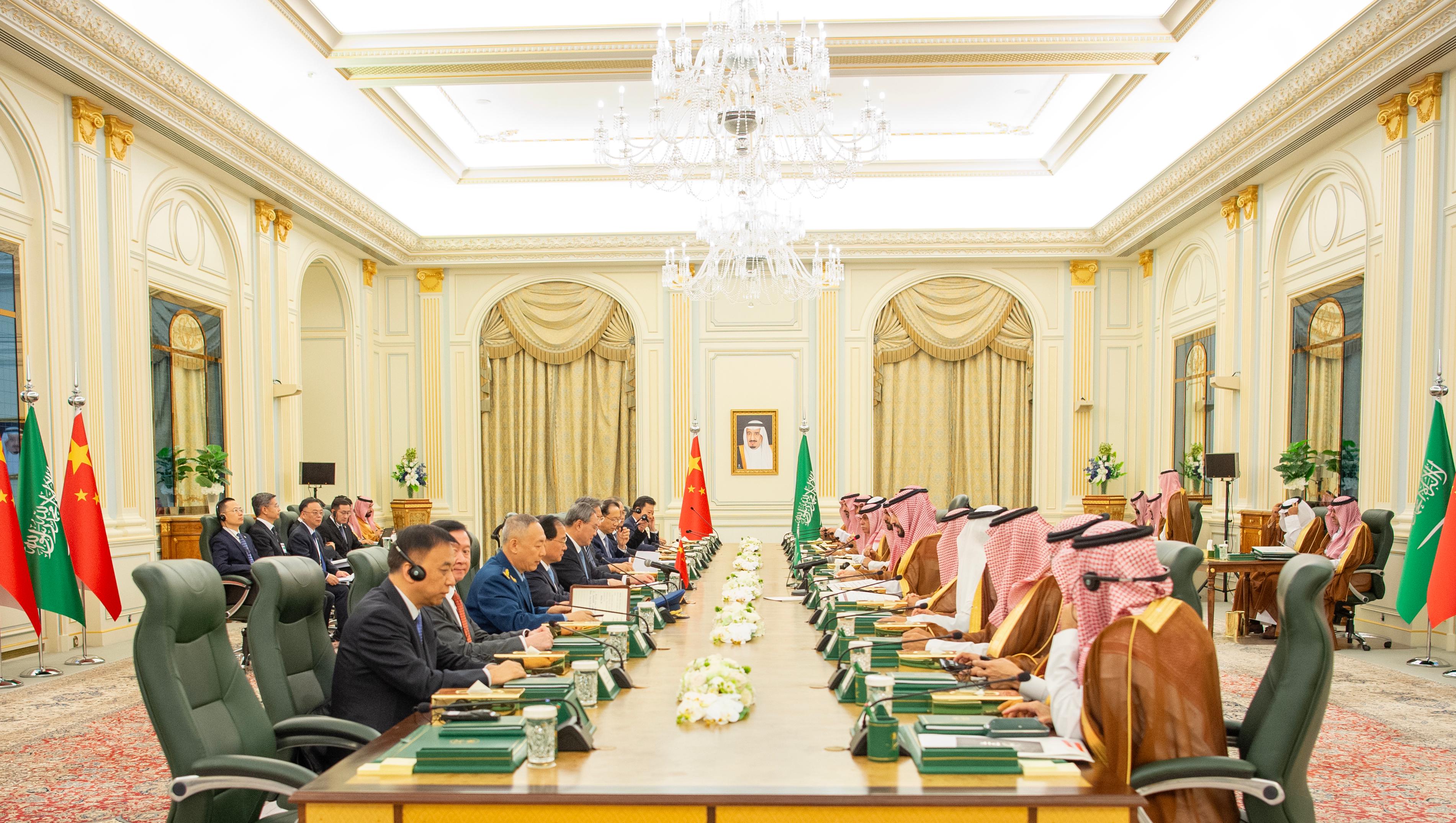 Le prince héritier saoudien Mohammed bin Salman et le Premier ministre chinois Li Qiang président une réunionde haut niveau du Comité saoudo-chinois.