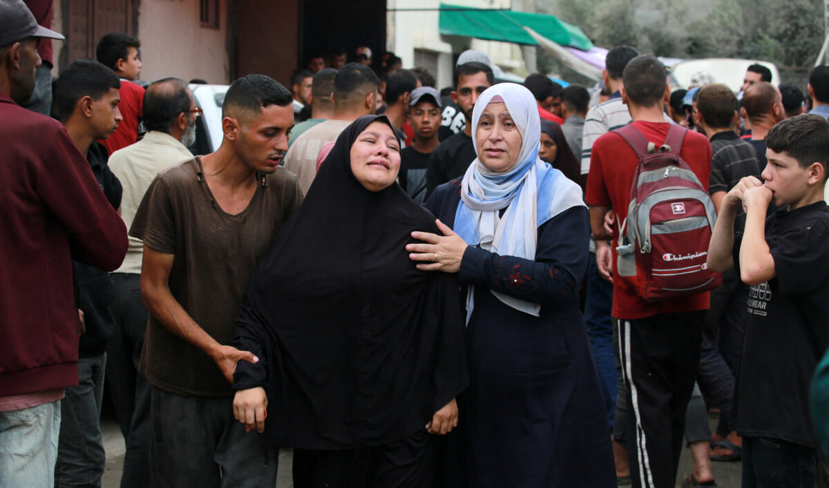 Des femmes palestiniennes réagissent après avoir identifié les corps des victimes d'une frappe israélienne qui a visé une mosquée transformée en abri à Deir Al-Balah, dans le centre de la bande de Gaza, le 6 octobre 2024. (AFP)