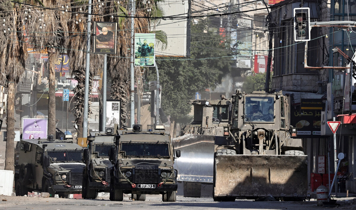 Des véhicules de l'armée israélienne circulent dans une rue lors d'un raid de l'armée à Jénine, en Cisjordanie occupée, le 25 septembre 2024. (AFP)