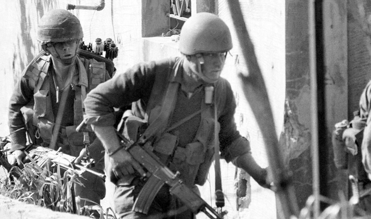 Soldats israéliens entrant dans un village lors de la première invasion du Sud-Liban, le 15 mars 1978. (AFP)