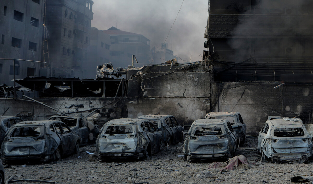 Des voitures carbonisées sur le site d'une frappe aérienne israélienne à Dahiyeh, Beyrouth, Liban, dimanche 6 octobre 2024. (AP)