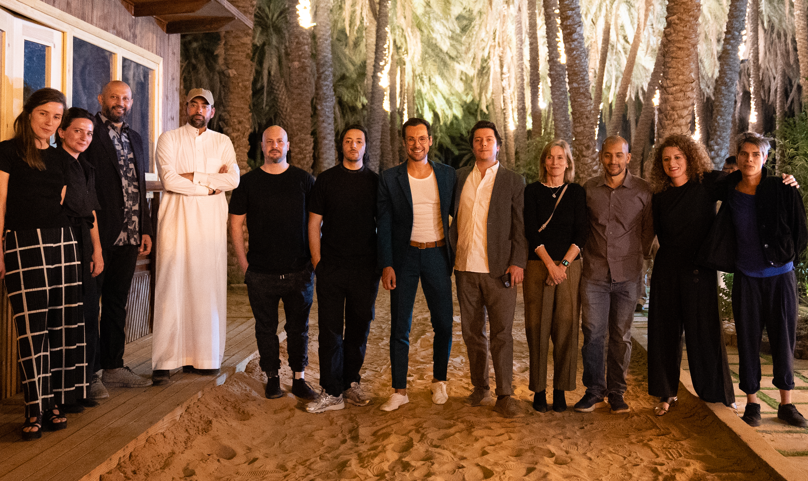 Les membres de RCU, Afalula et Manifesto ont accueilli les artistes invités lors de l'ouverture de la résidence d'art AlUla à Mabiti AlUla le 1er novembre 2021 (Photo: The Nabataean Studio)
