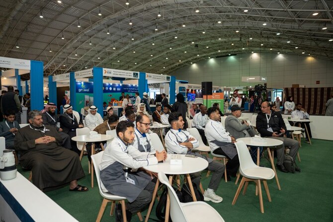 ​   ​​Les visiteurs et les étudiants en cuisine assistent attentivement à une séance de cuisine en direct à l’exposition internationale des pêches saoudiennes à Riyad, où se tient l’atelier MasterClass. (AN Photo/Huda Bashatah)   ​