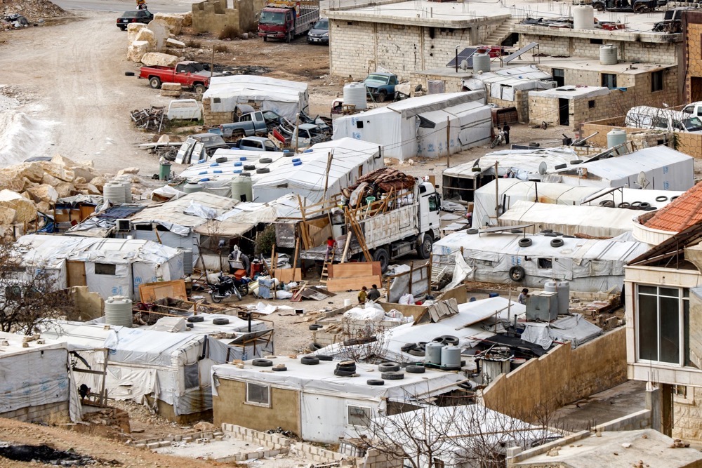 Des tentes abritant des réfugiés syriens sont photographiées dans un camp à Arsal, dans l'est du Liban, avant d'être démantelées pour le retour en Syrie. (AFP)