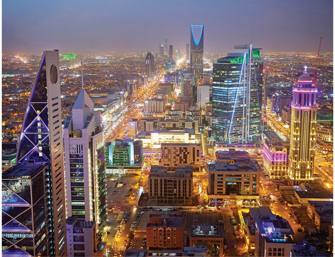 Vue nocturne de la ligne d'horizon de Riyad.