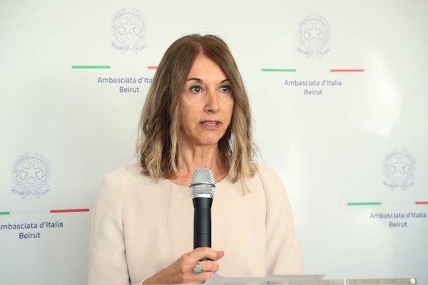 L’ambassadrice d’Italie au Liban, Nicoletta Bombardiere, donne une conférence de presse lors du vernissage de Rotating Art  (photo, ambassade d'Italie au Liban)