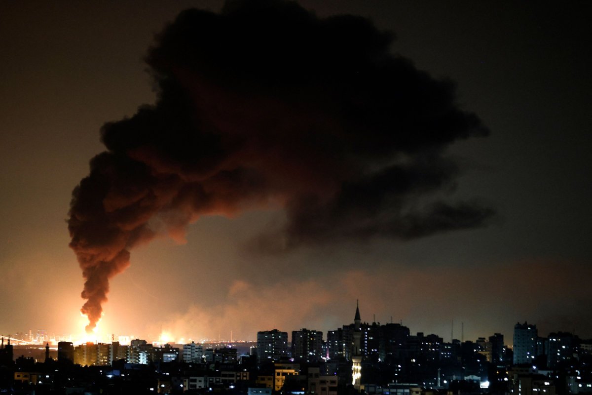 Une énorme colonne de fumée s'échappe d'une installation pétrolière dans la ville d'Ashkelon, dans le sud d'Israël, le 11 mai 2021, après que des roquettes ont été tirées par le mouvement palestinien du Hamas. (AFP)