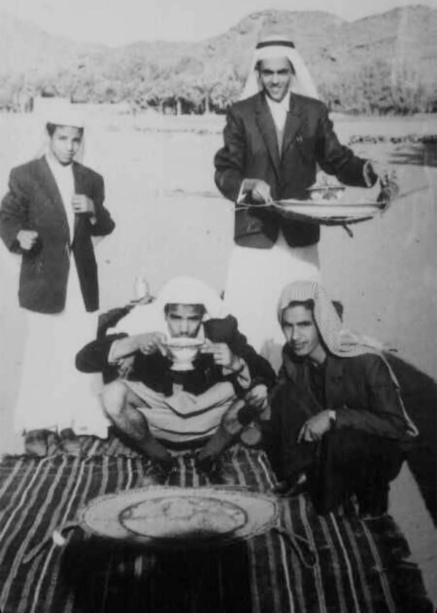 Sur ces vieilles photographies, on voit de jeunes habitants partager des plats traditionnels lors des rassemblements de l’Aïd à Shabremia, Ash Shu’ara. (Photo/Abdallah Albalood)