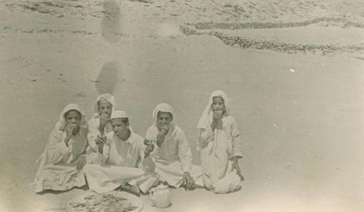 Sur ces vieilles photographies, on voit de jeunes habitants partager des plats traditionnels lors des rassemblements de l’Aïd à Shabremia, Ash Shu’ara. (Photo/Abdallah Albalood)