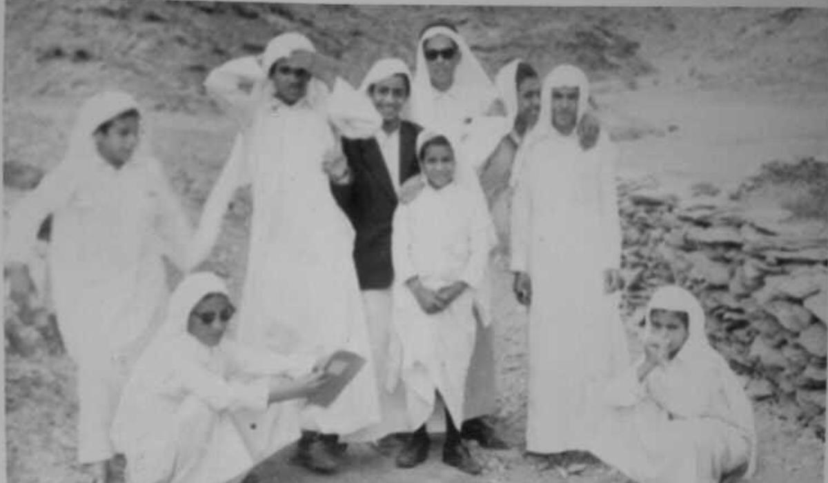 Sur ces vieilles photographies, on voit de jeunes habitants partager des plats traditionnels lors des rassemblements de l’Aïd à Shabremia, Ash Shu’ara. (Photo/Abdallah Albalood)