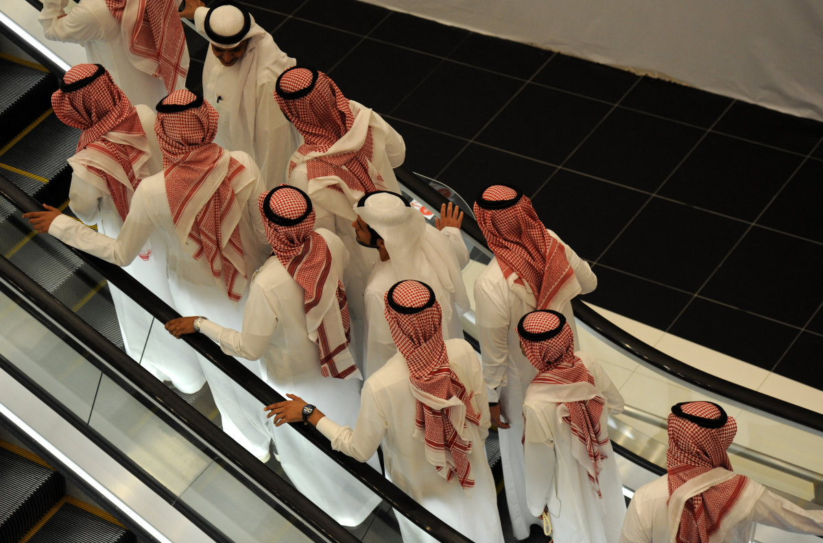 Des Saoudiens arrivent dans une salle de cinéma du centre commercial Riyadh Park après son ouverture au grand public le 30 avril 2018 dans la capitale saoudienne. (AFP)