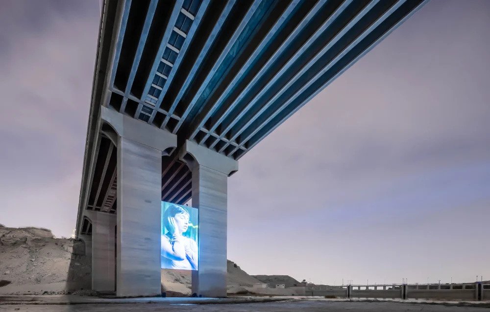 Sur une artère voisine, les passants peuvent voir l’installation De Anima de la chorégraphe, danseuse et artiste Sarah Brahim, basée à Riyad, qui présente des images projetées sur le dessous d’un pont dans les zones humides de Wadi Hanifa. (Photo fournie)