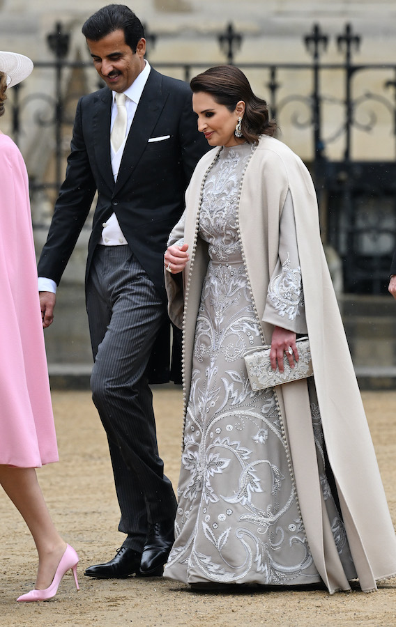La princesse qatarie Sheikha Jawaher bent Hamad ben Suhaim Al-Thani portait une robe grise à manches longues brodée (Getty Images).