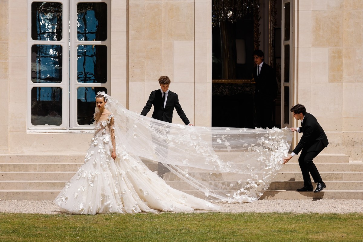La robe de mariée était ornée de détails floraux en trois dimensions. (Images Getty)