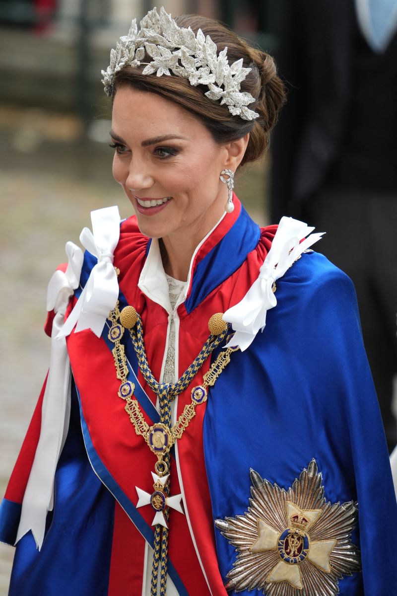 Manteau en velours rouge avec couronne et sceptre, ensemble de
