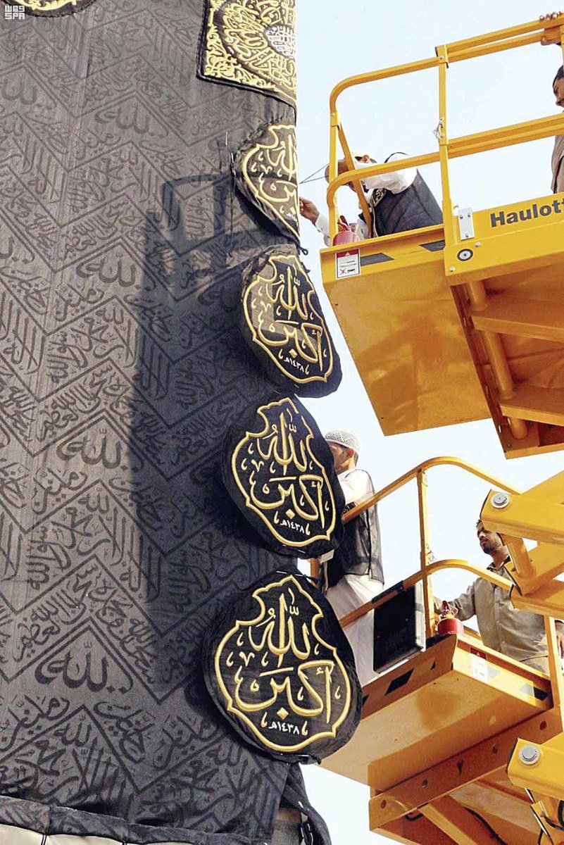 Mokhtar Alim Shokder, calligraphe à l'usine de la Kiswa de la Sainte Kaaba à La Mecque, est tombé amoureux de la calligraphie alors qu’il était enfant et a développé son talent au fil des années. (Photo Fournie / Reuters)