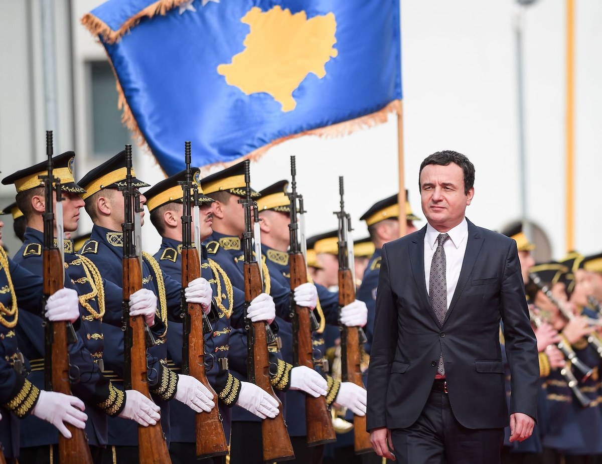 Le Premier ministre Albin Kurti examine la garde d'honneur du Kosovo à Pristina. (Photo, AFP)