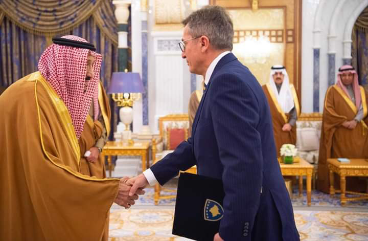 L'ambassadeur kosovar Lulzim Mjeku présentant ses lettres de créance au roi Salmane lors d'une cérémonie à Riyad en janvier 2020. (Photo Twitter)