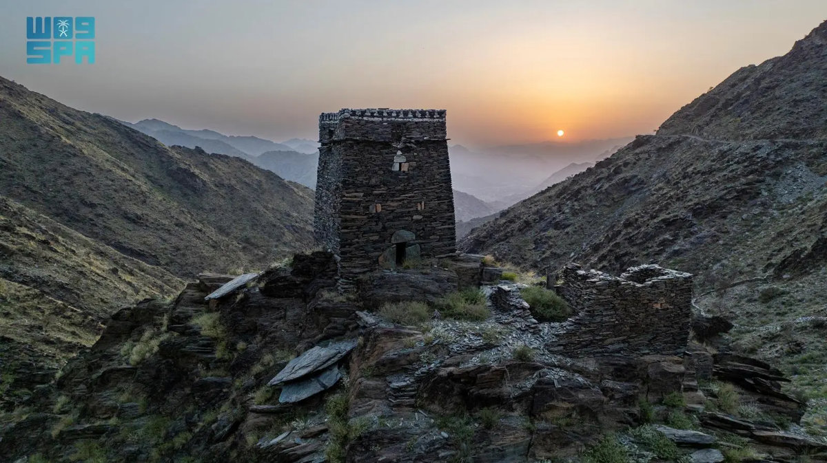 Une ancienne tour surplombe les montagnes de Sarawat dans le gouvernorat de Maysan de la province de La Mecque. (SPA)
