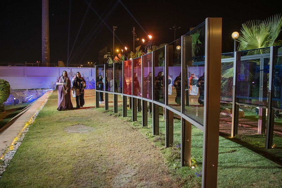 L’œuvre Glass Library (2021) de Mira AlMazrooei et Jawaher AlMutairi, dans le cadre de l’exposition Under Construction du Misk Art Grant, lors de la Misk Art Week. (Omar al-Tamimi)