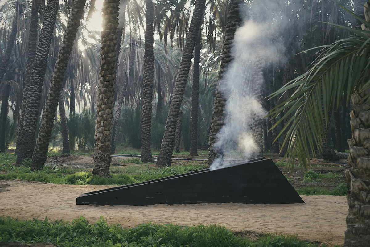 On This Sacred Day (En ce jour sacré), oeuvre conçue par Muhannad Shono, 2022, Mabiti AlUla, The Oasis Reborn Art residency 1. (Fourni)