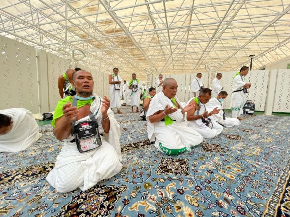 Jamaah haji Indonesia memberikan penghormatan setibanya di Bandara Internasional King Abdulaziz di Jeddah, Arab Saudi, Juni 2022. (Sumber Kementerian Agama RI)