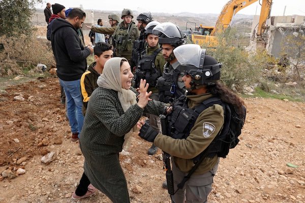 Des Palestiniens sont bloqués par les forces de sécurité israéliennes, alors qu’ils tentent de s’opposer à la démolition de leur maison, située dans la «zone C» de la Cisjordanie occupée. (AFP)