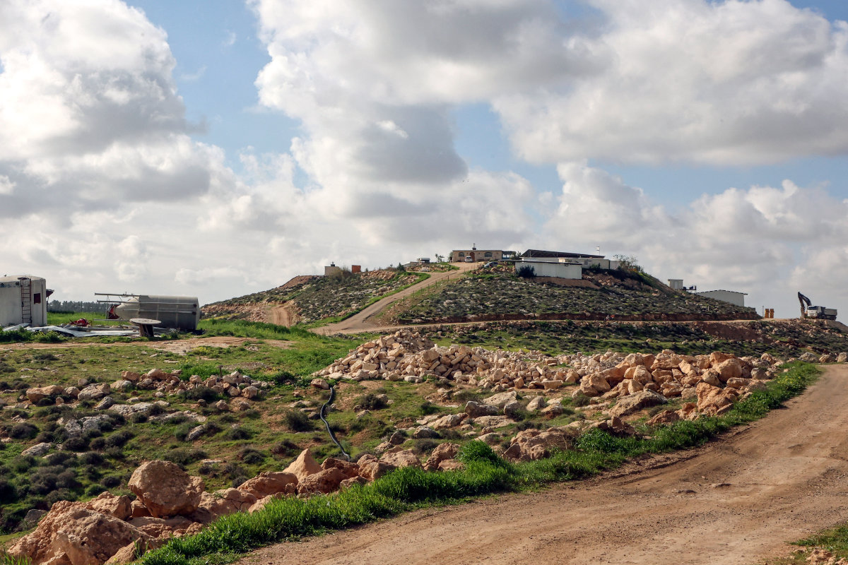 Vue d’un avant-poste de colons israéliens, non autorisé, dans la ferme de Meitarim, près de la ville d’Hébron, en Cisjordanie occupée. (AFP)