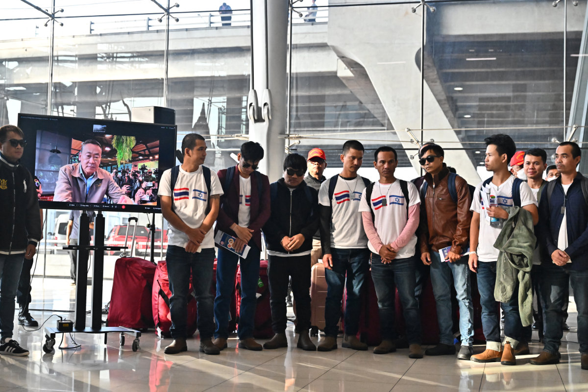 Le Premier ministre thaïlandais, Srettha Thavisin, est vu sur un écran d’affichage alors qu’il s’adresse aux ressortissants thaïlandais libérés par leurs ravisseurs du Hamas à leur arrivée à l’aéroport Suvarnabhumi de Bangkok, le 30 novembre 2023. (Photo, AFP)