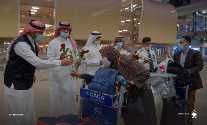 Sur cette photo prise le 3 mars 2022, des responsables saoudiens accueillent des pèlerins thaïlandais arrivant à l’aéroport international du roi Abdelaziz de Djeddah à bord du premier avion de la compagnie Saudia à relier directement la Thaïlande à l’Arabie saoudite après une interruption de trois décennies. (X : @HajMinistry)